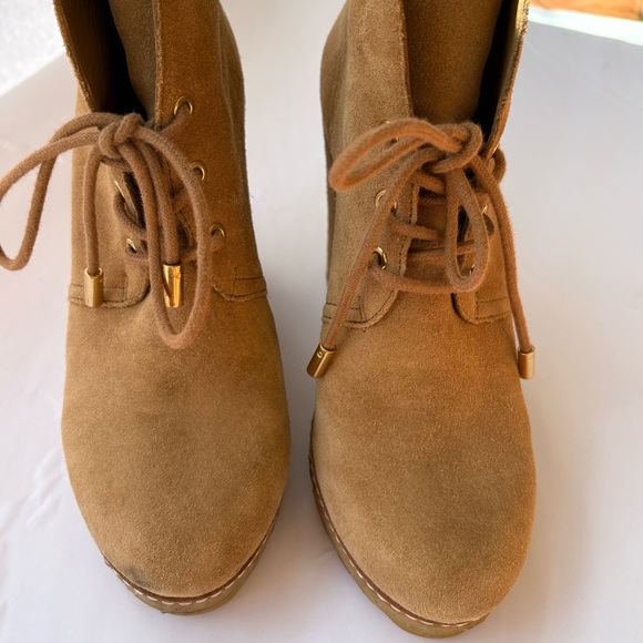 Tory Burch tan camel suede platform gumsole wedge ankle booties lace up size 7.5 - Picture 8 of 12